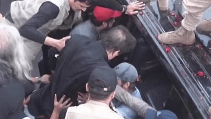 ‘আল্লাহ্ আমাকে পুনর্জীবন দিলেন’, লং মার্চে প্রাণঘাতী হামলায় গুলিবিদ্ধ ইমরান