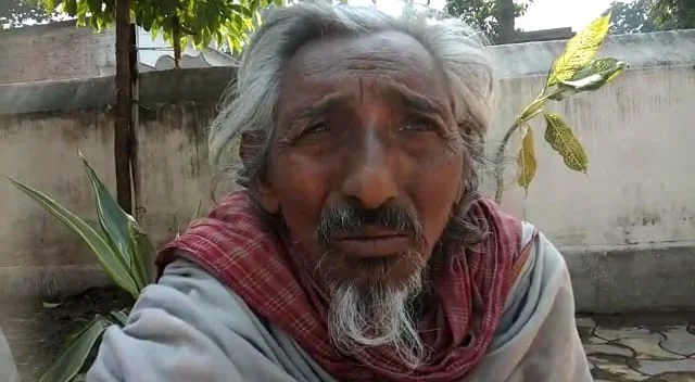 শীতের সকালে বৃদ্ধ বাবাকে ঘরছাড়া করার অভিযোগ ছেলে বৌমার বিরুদ্ধে  