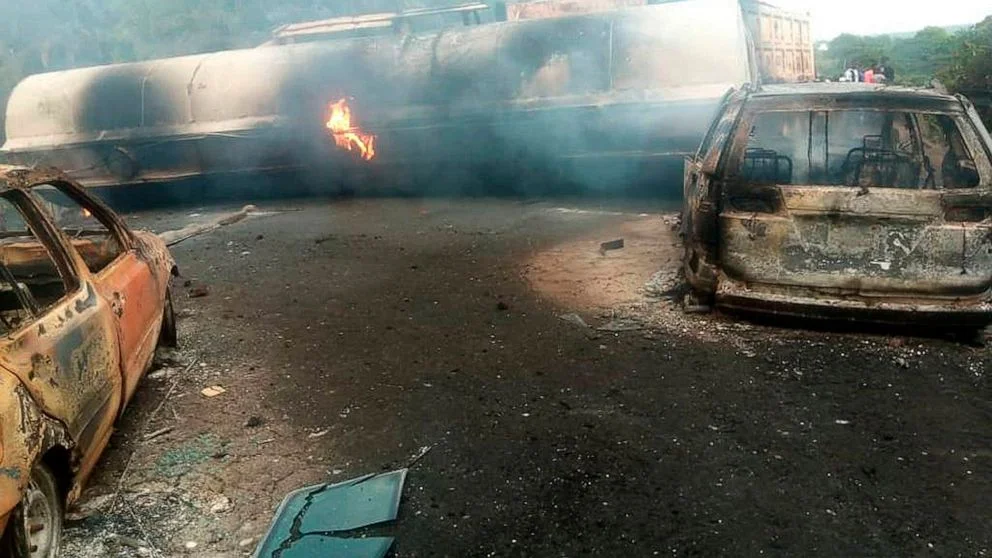 নাইজেরিয়ায়  পেট্রোল ট্যাঙ্কার বিস্ফোরণ,  নিহত কমপক্ষে  ১২