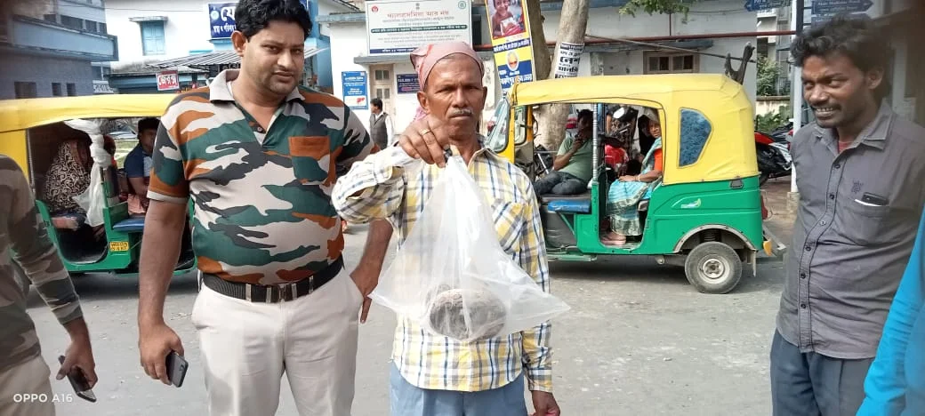 চন্দ্রবোড়া সাপকে প্যাকেটবন্দি করে সোজা হাসপাতালে