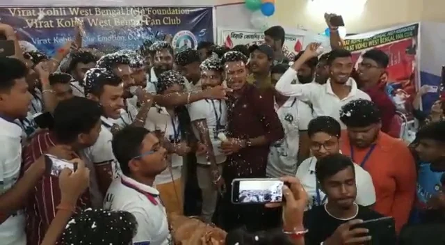 ক্রীড়া প্রেমী পুলিশ  কেক কেটে ২৫ ফুটের কাট আউট সাজিয়ে বিরাট জন্মদিন হাওড়ায়