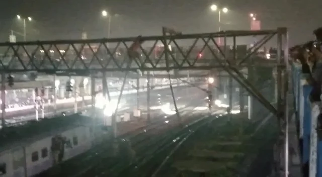 এবার হাওড়া স্টেশনের ওভারহেড তারের জয়েসে চড়ে বসলো এক মানসিক ভারসাম্যহীন, ব্যহত পূর্ব রেলের ট্রেন চলাচল