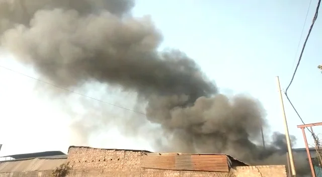 সাতসকালে লিলুয়ার প্লাস্টিক কারখানায় বিধ্বংসী আগুন