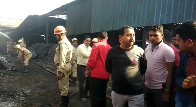 সাতসকালে লিলুয়ার প্লাস্টিক কারখানায় বিধ্বংসী আগুন