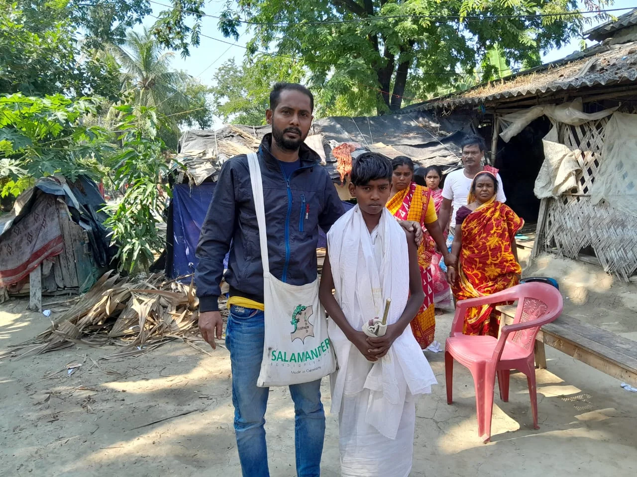 বাঘের কামড়ে মৃত মৎস্যজীবীর পরিবারের পাশে দাঁড়ালেন বিডিও