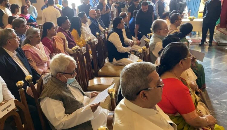 ‘বিমান’দা পিছনে কেন সামনে আসুন’, নিজের চেয়ার এগিয়ে দিয়ে, রাজ্যপালের শপথ গ্রহণ অনুষ্ঠানে ফের সৌজন্য প্রকাশ মমতার