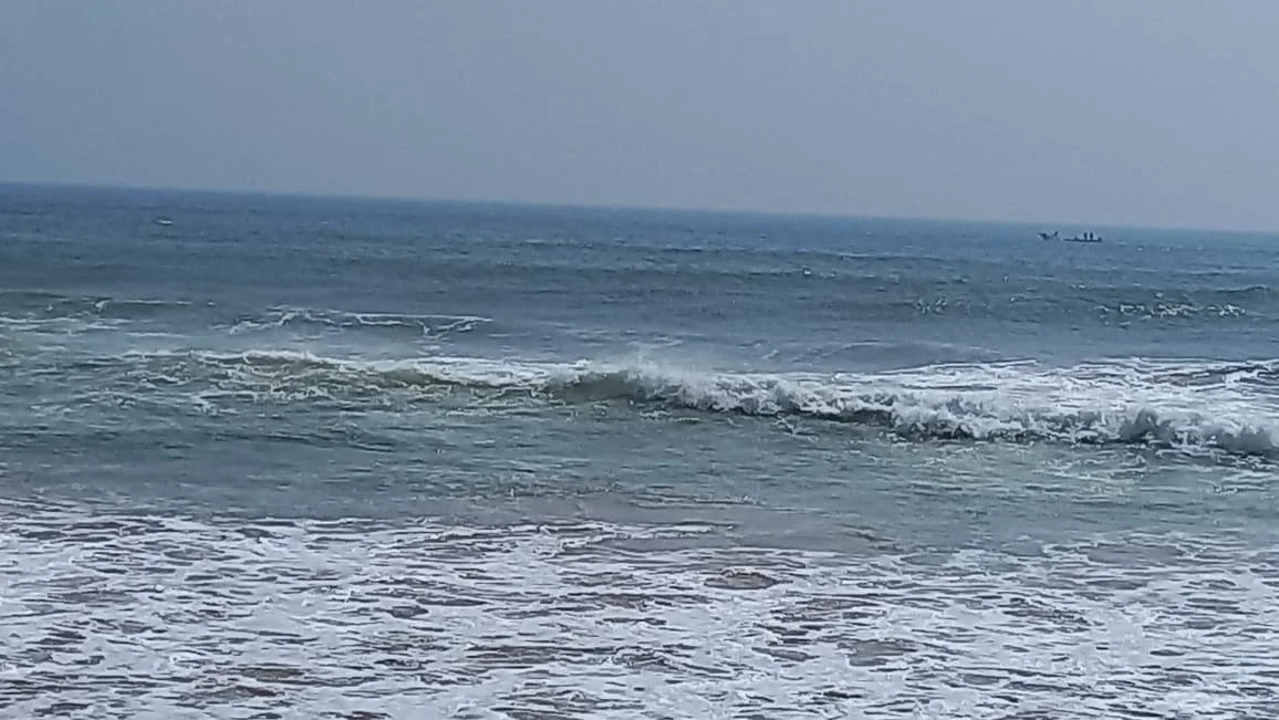 পুরীর সমুদ্র সৈকতের মোহময়ী আকর্ষণ আজও অম্লান