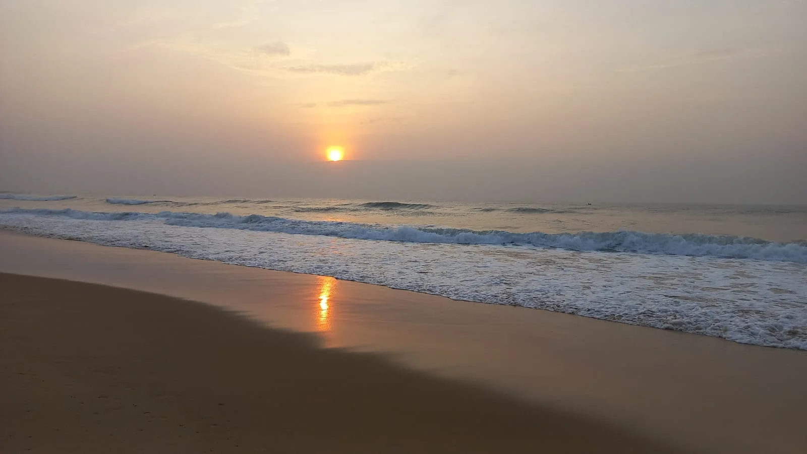 পুরীর সমুদ্র সৈকতের মোহময়ী আকর্ষণ আজও অম্লান