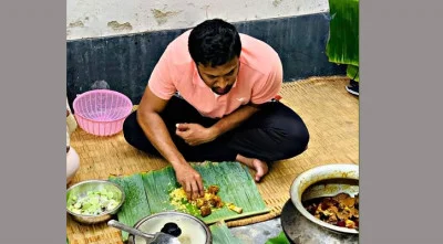 বাংলাদেশের তারকা ক্রিকেটার, অথচ ভাত খাচ্ছেন কলাপাতায়