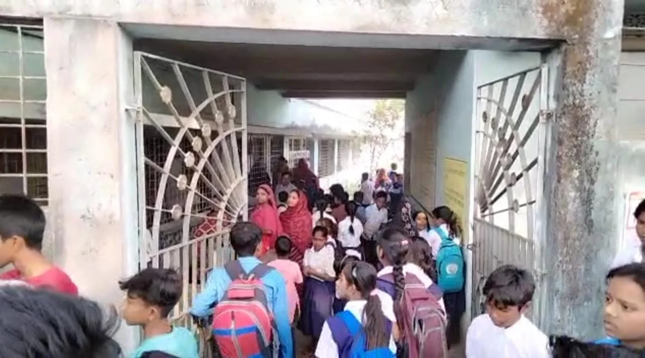 চতুর্থ শ্রেণীর দুই ছাত্রীকে শ্লীলতাহানি, অভিযুক্তকে পুলিশের হাতে দিল উত্তেজিত জনতা