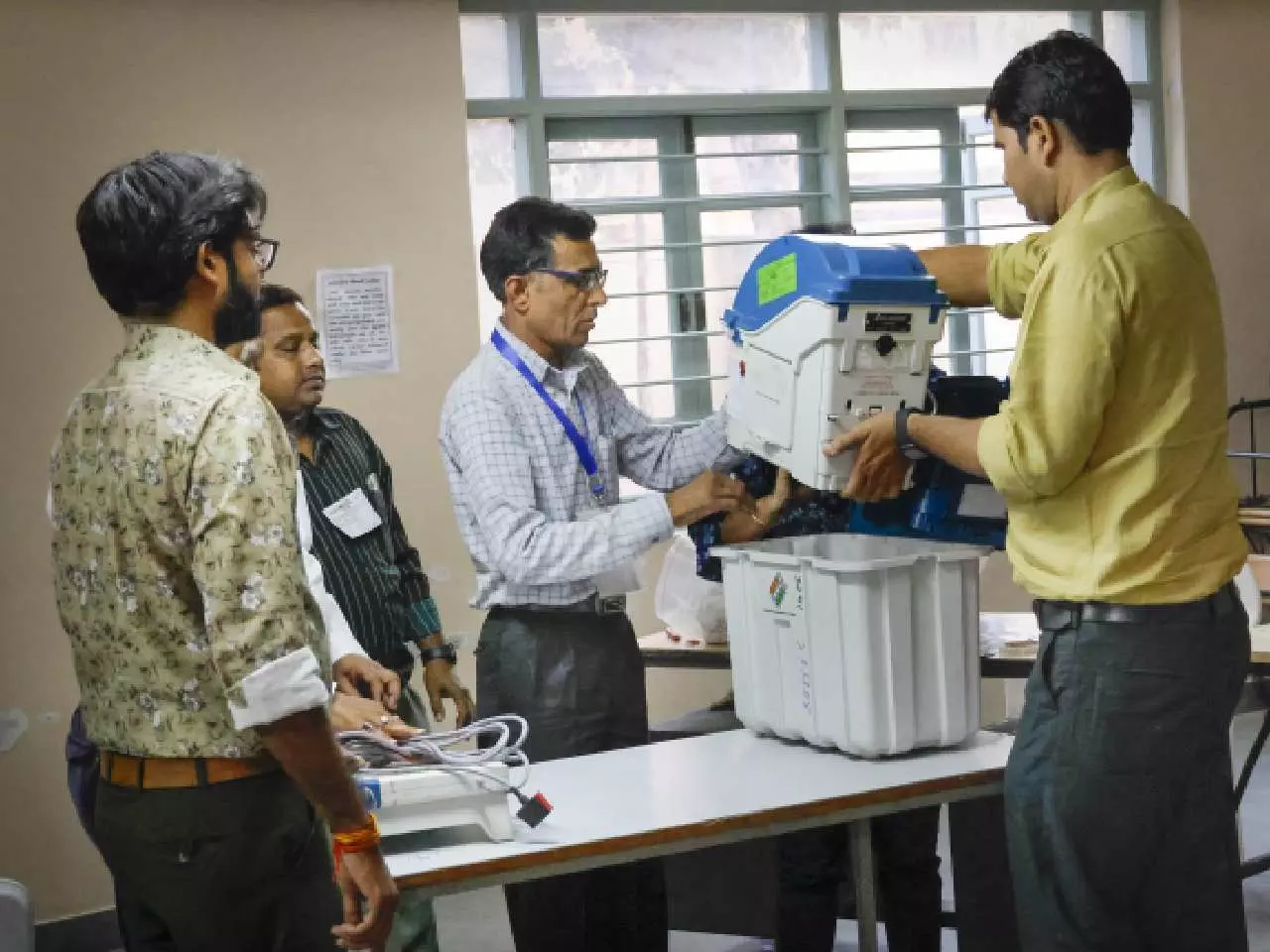শুরু হয়েছে গুজরাত ও হিমাচল প্রদেশ বিধানসভা নির্বাচনের ভোট গণনা