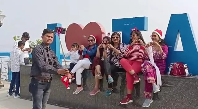 শীতের আনন্দ গায়ে মেখে টাকিতে ইছামতীর পাড়ে পর্যটকদের ভিড়