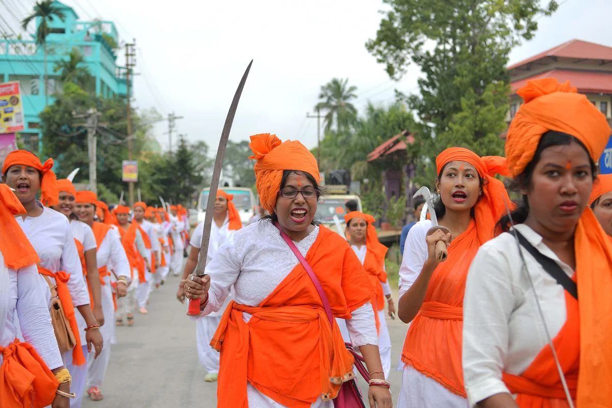 বারাণসীতে বিতর্কিত প্রশিক্ষণের পরে বিনামূল্যে লাইসেন্সকৃত তলোয়ার, ছুরি বিতরণের ঘোষণা  বিশ্বহিন্দুপরিষদ নেতার