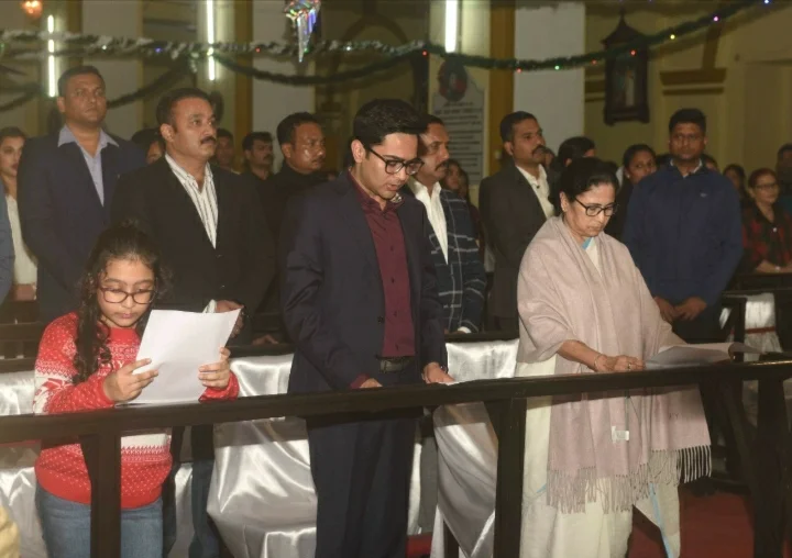 পর্তুগিজ চার্চে অভিষেককে সঙ্গে নিয়ে বড়দিনের উৎসবে সামিল মুখ্যমন্ত্রী