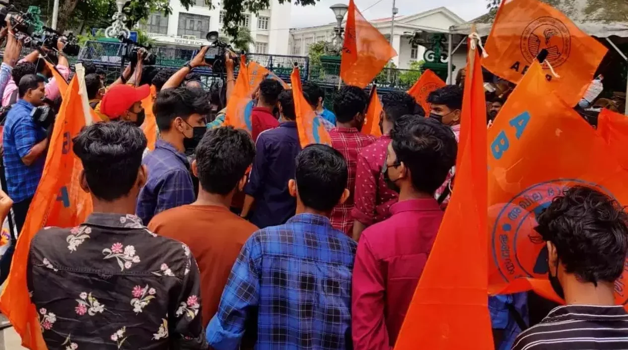 ছাত্রদের তিরস্কার করার অপরাধে অধ্যক্ষকে 'জয় শ্রীরাম' বলতে বাধ্য করল এবিভিপি'র সদস্যরা