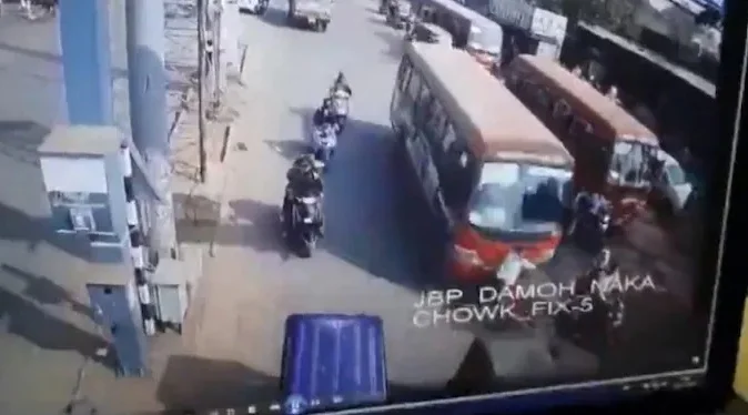 স্টিয়ারিংয়ের ওপরেই হৃদরোগে আক্রান্ত হয়ে মৃত্যু চালকের, বাসের ধাক্কায় মৃত ১, আহত ৫