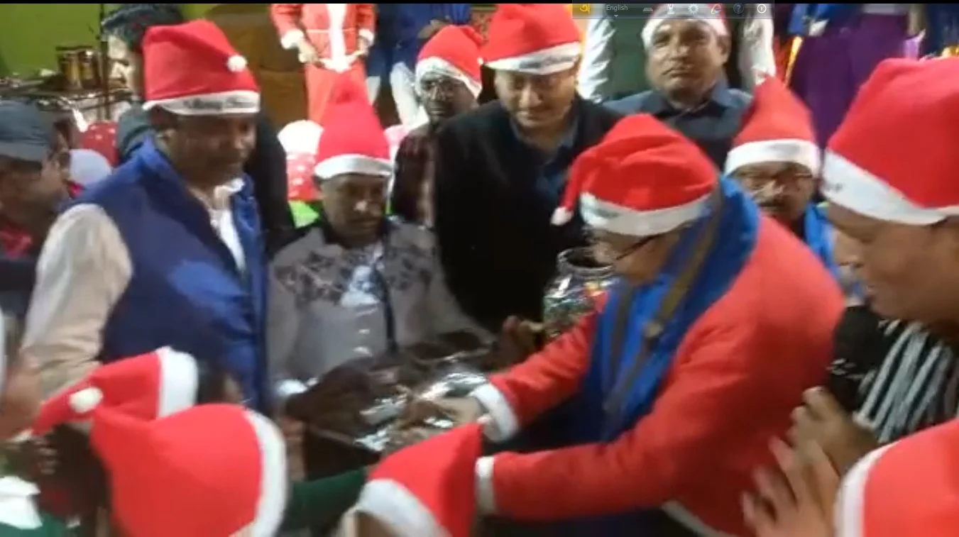 সান্তাক্লজ সেজে শিশুদের হাতে উপহার তুলে দিলেন মন্ত্রী অরূপ রায়