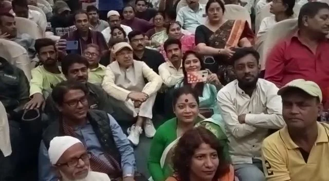 তৃণমূল যুব কংগ্রেসের কর্মী সম্মেলনে মাটিতে বসেই বক্তব্য শুনলেন মন্ত্রী অরূপ রায়