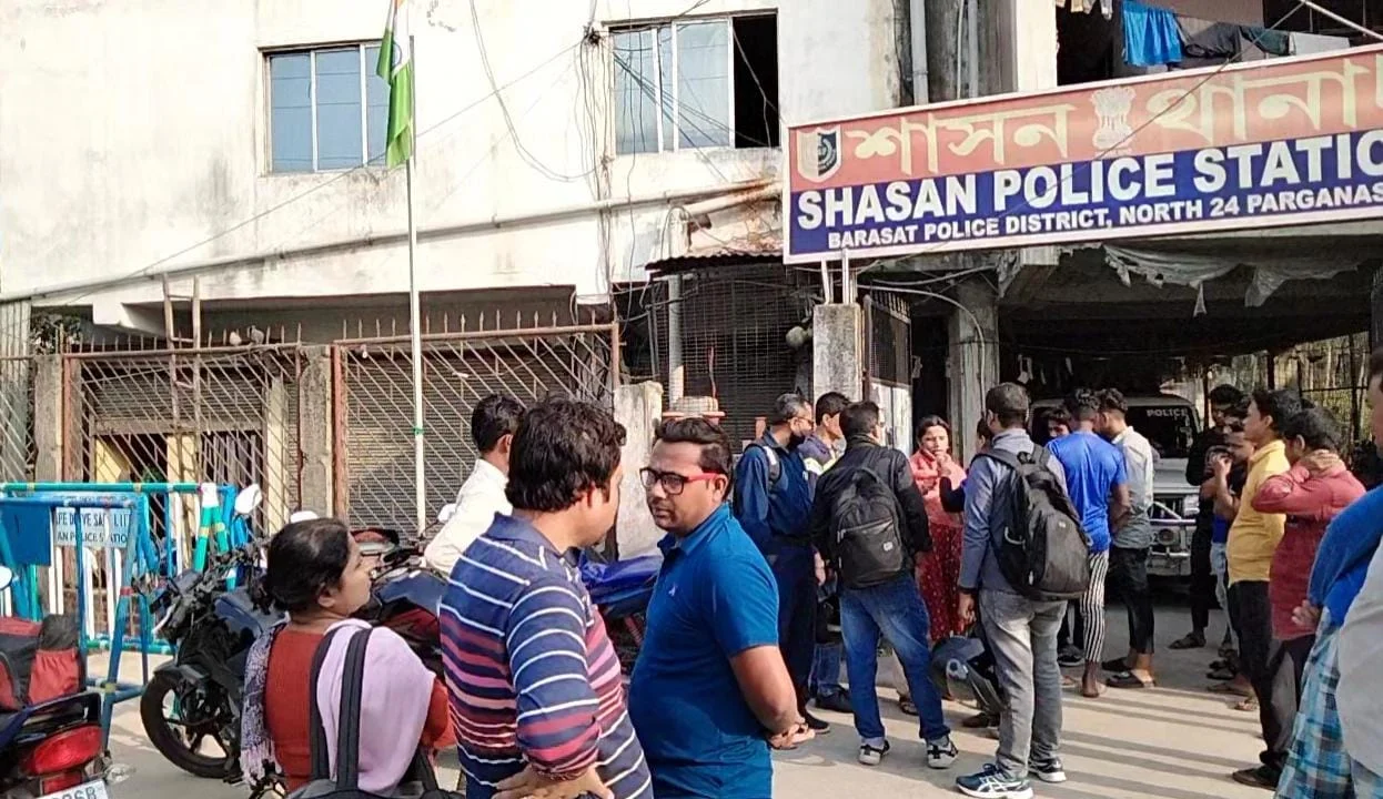 চতুর্থ শ্রেণীর দুই ছাত্রীকে শ্লীলতাহানি, অভিযুক্তকে পুলিশের হাতে দিল উত্তেজিত জনতা