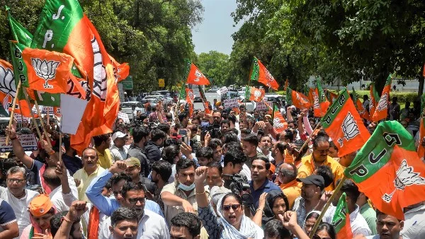 প্রশ্নের মুখে পড়ে মেজাজ হারালেন বিজেপি প্রার্থী, চড়াও হলেন আমজনতার ওপর 