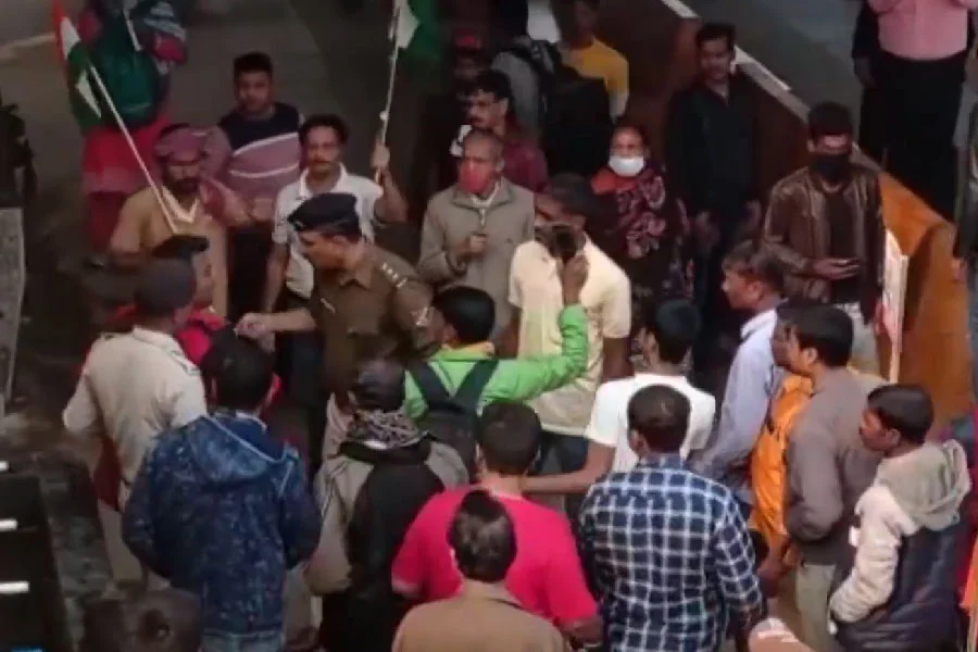 বন্দে ভারত বোলপুর স্টেশনে ঢুকতেই উত্তেজনা, ঘটল বচসা থেকে ধাক্কাধাক্কি