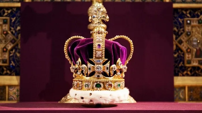 ব্রিটেনে রাজার অভিষেকের আগে বদলাচ্ছে মুকুট