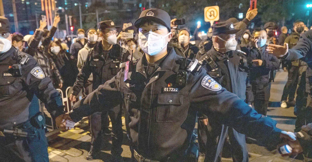 বিক্ষোভ দমনে পথে ট্যাঙ্ক নামাল চিন!