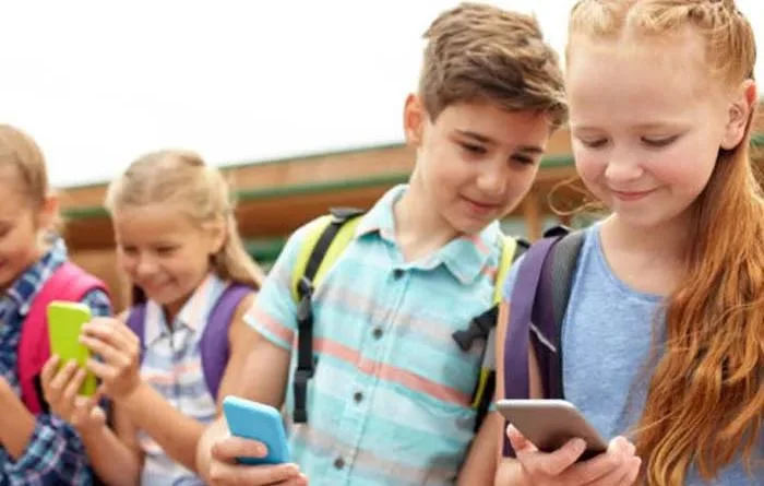 মার্কিন স্কুলে ফোন  ব্যবহারে নিষেধাজ্ঞা