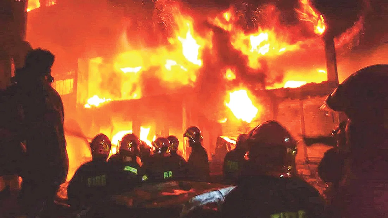 হাবড়ার রেললাইনের পাশের ঝুপড়িতে আগুন, ঘটনাস্থলে দমকলের তিনটি ইঞ্জিন