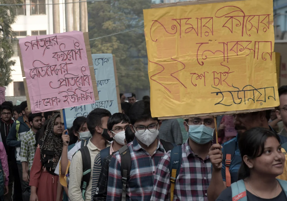 ছাত্র সংসদ চেয়ে মেডিক্যালের পড়ুয়াদের মিছিল