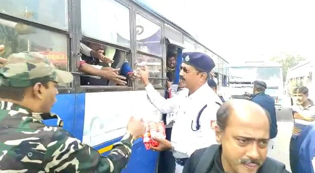 মুখ্যমন্ত্রীর নির্দেশ মেনে বড়দিনের আগেই চালু  সাঁতরাগাছি সেতু, যাত্রীদের চকোলেট বার  দিয়ে স্বাগত জানালো হাওড়া পুলিশ