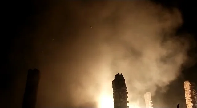 ডোমজুড়ের নিবড়ায় লরির গ্যারেজে বিধ্বংসী আগুন