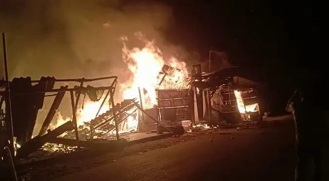 মঙ্গলবার সাতসকালে বিধ্বংসী আগুন নিউটাউনে, পুড়ে ছাই ১৮ টি দোকান