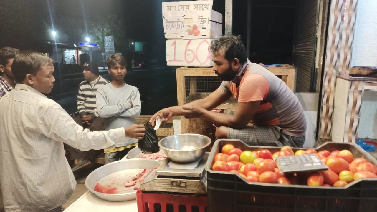 চিকেন কিনলে টমেটো ফ্রি, মাংসের দোকানে উপচে পড়লো ভিড় জেনে নিন কোথায়