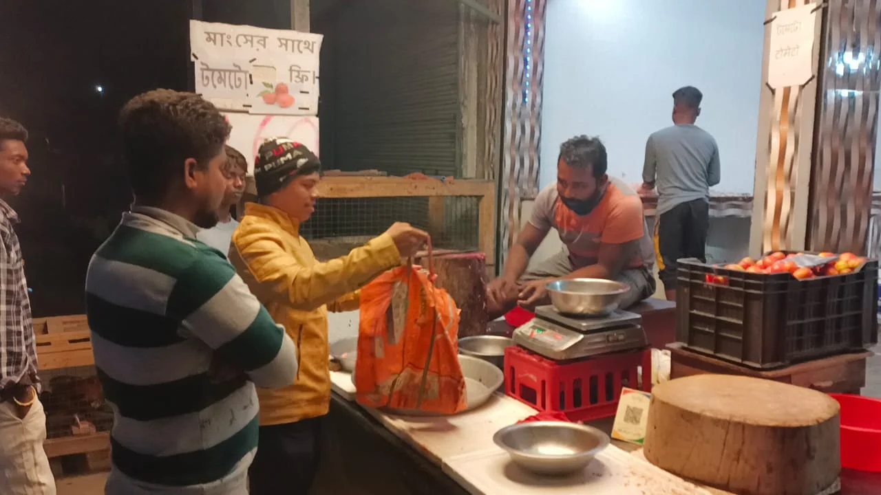 চিকেন কিনলে টমেটো ফ্রি, মাংসের দোকানে উপচে পড়লো ভিড় জেনে নিন কোথায়