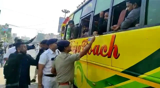 মুখ্যমন্ত্রীর নির্দেশ মেনে বড়দিনের আগেই চালু  সাঁতরাগাছি সেতু, যাত্রীদের চকোলেট বার  দিয়ে স্বাগত জানালো হাওড়া পুলিশ