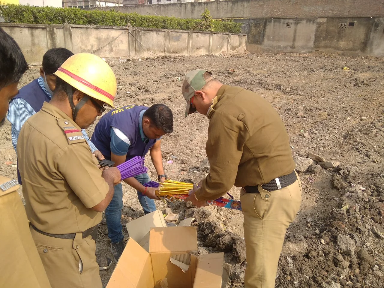 ব্যাঁটরায় ৪০ কেজি নিষিদ্ধ আতসবাজি নিষ্ক্রিয় করল সিআইডির বম্ব  ডিস্পোজাল  স্কোয়াড  