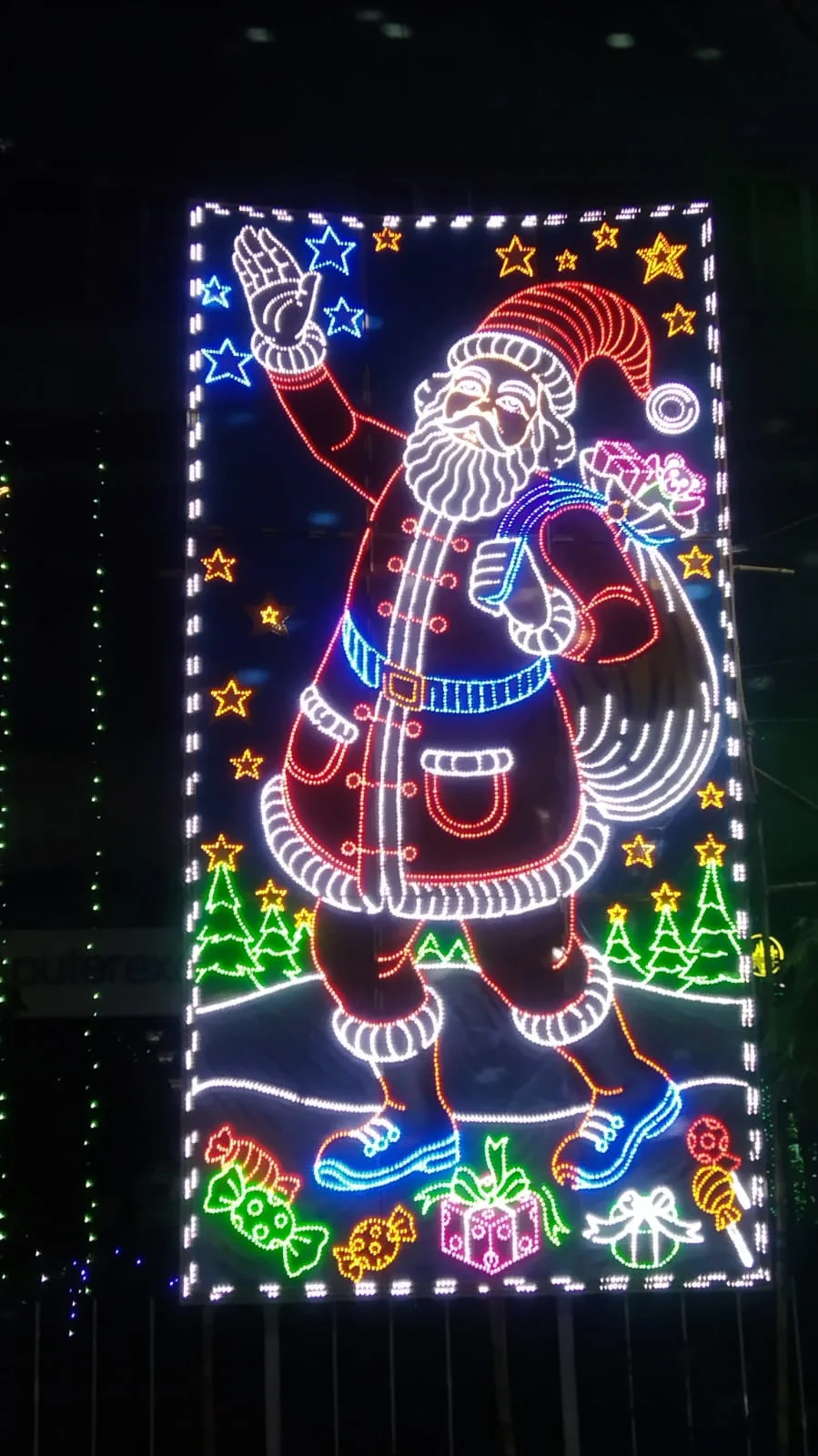 ক্রিসমাস কার্নিভাল, আলোয় সেজেছে পার্কস্ট্রীট দেখুন ফটো গ্যালারি