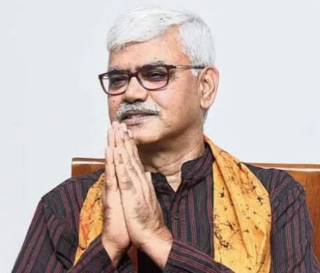 বিকল্প পৌষমেলার আমন্ত্রিতদের তালিকায় নাম বাদ যাওয়ায় গোঁসা  উপাচার্য বিদ্যুৎ চক্রবর্তীর