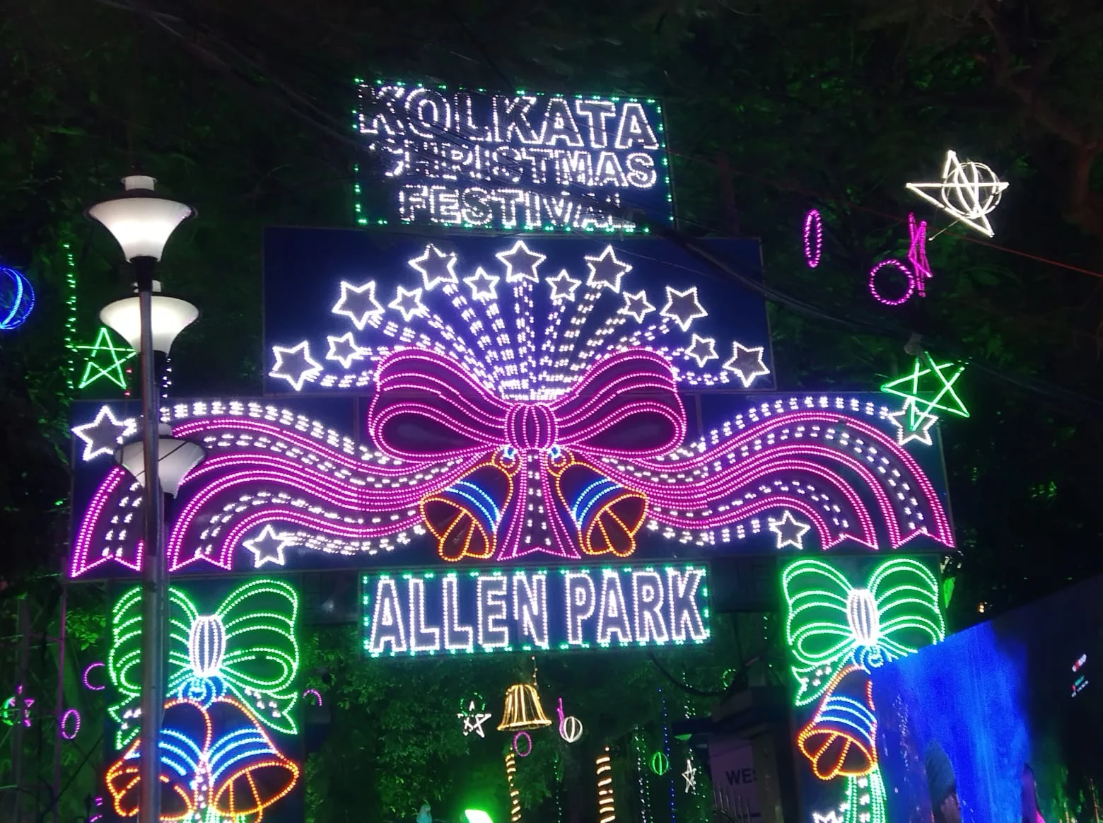 ক্রিসমাস কার্নিভাল, আলোয় সেজেছে পার্কস্ট্রীট দেখুন ফটো গ্যালারি