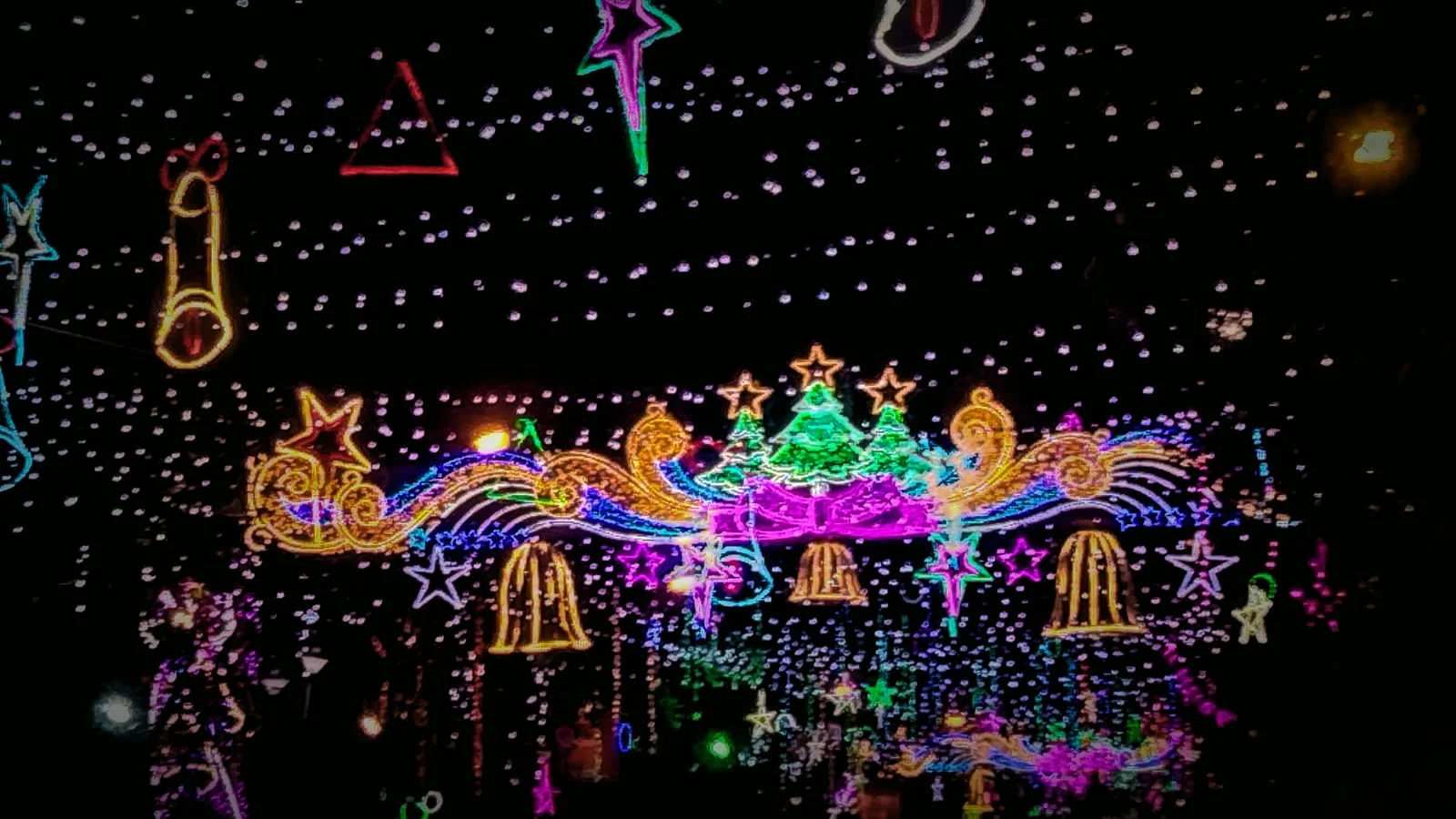 ক্রিসমাস কার্নিভাল, আলোয় সেজেছে পার্কস্ট্রীট দেখুন ফটো গ্যালারি