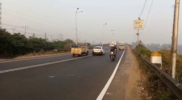 মুখ্যমন্ত্রীর নির্দেশ মেনে বড়দিনের আগেই চালু  সাঁতরাগাছি সেতু, যাত্রীদের চকোলেট বার  দিয়ে স্বাগত জানালো হাওড়া পুলিশ