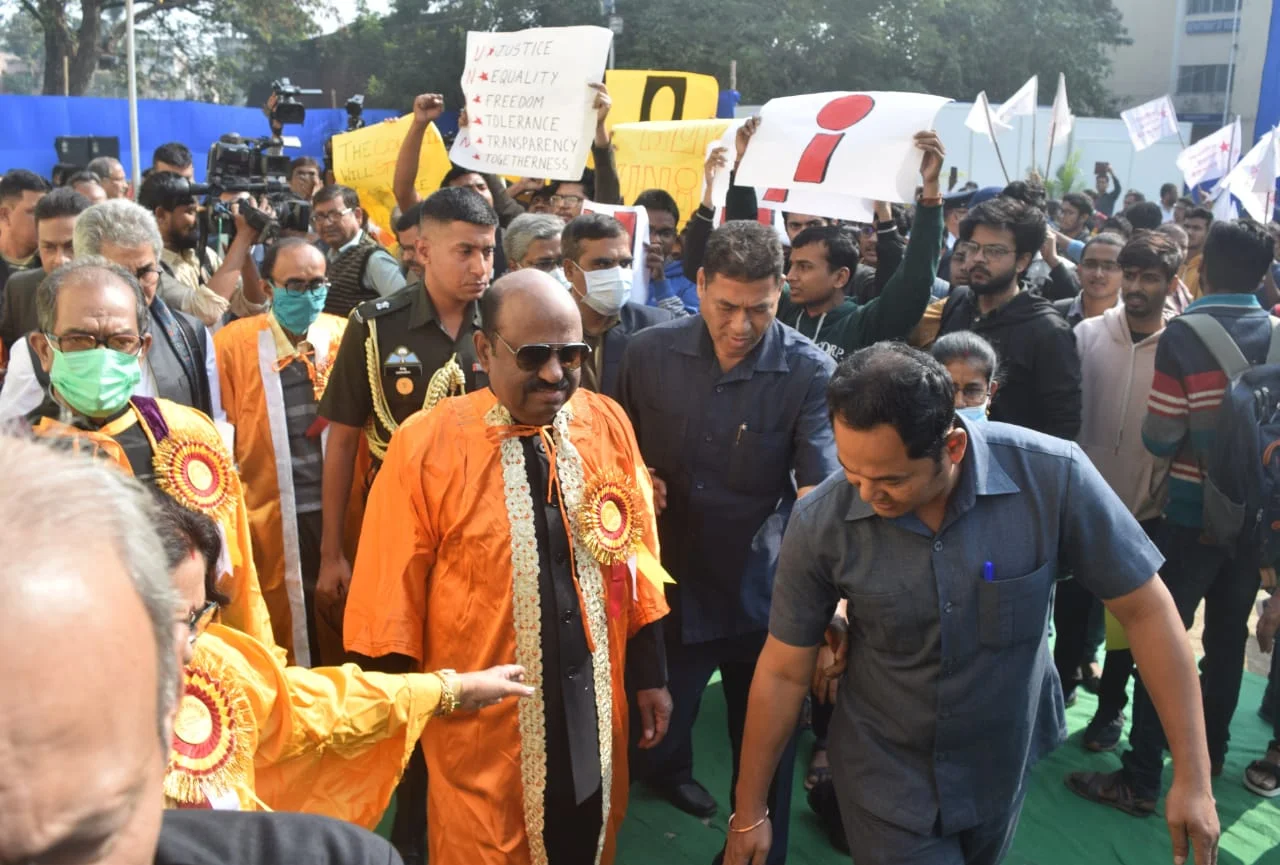 যাদবপুর বিশ্ববিদ্যালয়ে ছাত্র সংসদের দাবিতে সমাবর্তন অনুষ্ঠানে রাজ্যপালের সামনেই স্লোগান পড়ুয়াদের
