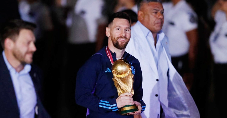 বিশ্বকাপ জিতে দেশে ফিরে বীরের মর্যাদা পেলেন মেসি,দি মারিয়ারা দেখুন ভাইরাল ভিডিও