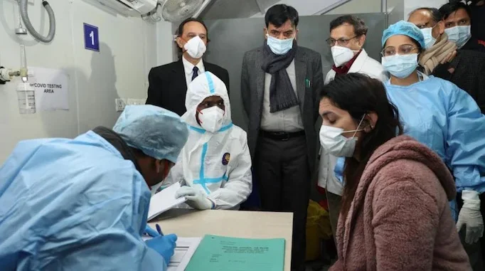 করোনায় এমার্জেন্সি পরিস্থিতি সামাল দিতে দিল্লি সহ একাধিক রাজ্যে শুরু মক ড্রিল মহড়া, সফদরজং হাসপাতালে উপস্থিত স্বাস্থ্যমন্ত্রী মাণ্ডব্য