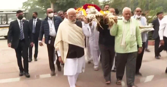 গান্ধিনগরে মায়ের  শেষকৃত্য সম্পন্ন, মুখাগ্নি করলেন  নরেন্দ্র মোদি