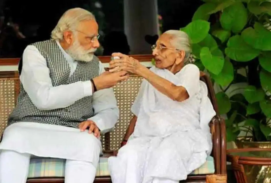 অসুস্থ মাকে দেখতে আহমেদাবাদের হাসপাতালে প্রধানমন্ত্রী মোদি,  আরোগ্য কামনায় একাধিক নেতা মন্ত্রীরা