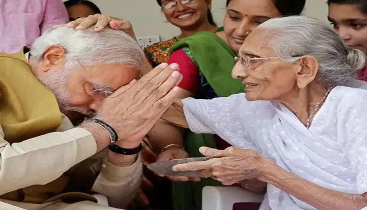 অসুস্থ মাকে দেখতে আহমেদাবাদের হাসপাতালে প্রধানমন্ত্রী মোদি,  আরোগ্য কামনায় একাধিক নেতা মন্ত্রীরা