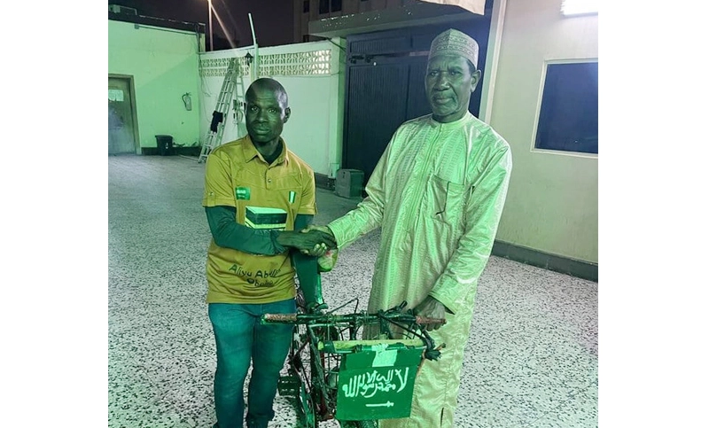 দুই বছর সাইকেল চালিয়ে মক্কায় তরুণ