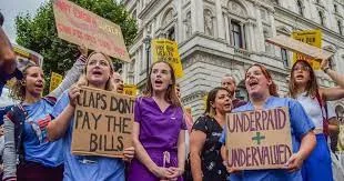 বেতন বাড়ানোর দাবিতে  ব্রিটিশ নার্সদের ধর্মঘট